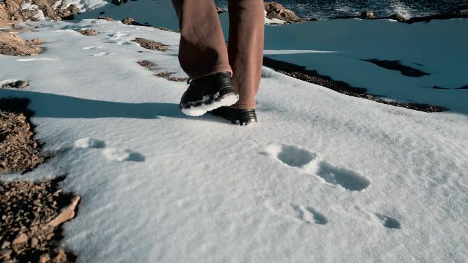 冬季西藏雪地脚印踏雪行走