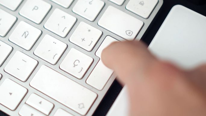 白人手指在笔记本电脑或台式电脑的白色键盘上多次按回车键联机技术问题近距离微距拍摄