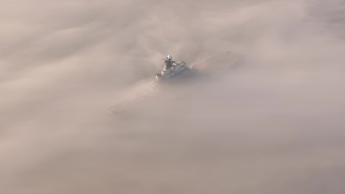 云海里的战舰