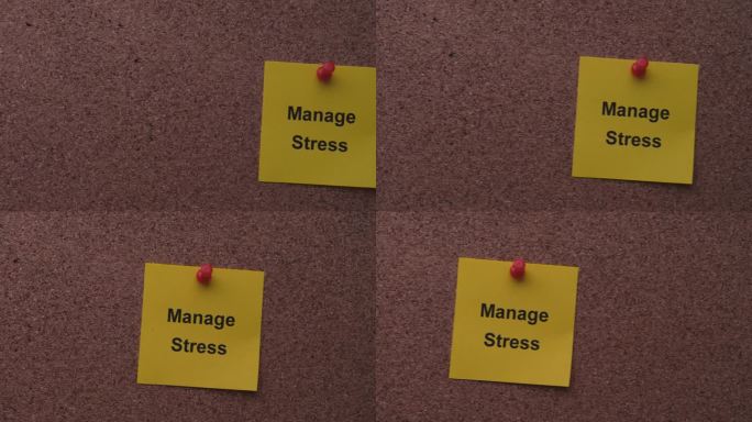 一张写着“控制压力”的黄色纸条别在一块软木板上。