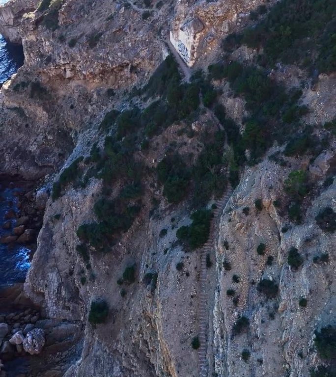 悬崖上的岩石楼梯向下延伸到大西洋。阿拉比达自然公园，葡萄牙。鸟瞰图垂直无人机拍摄