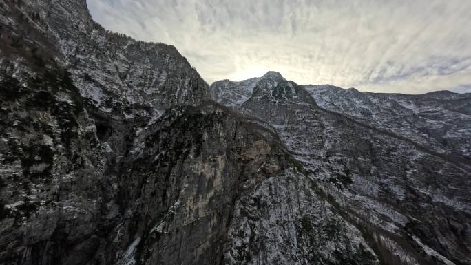 FPV穿越机无人机航拍森林山脉雪山白云