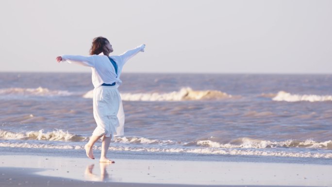 女孩在海滩散步 海边女孩