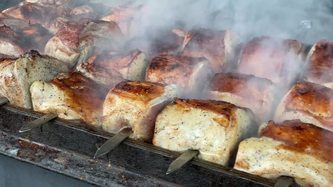 鲜肉是在户外烤的。羊肉串是在咖啡馆烤制的。