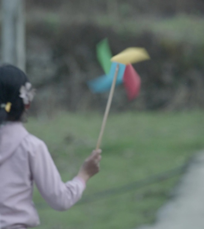 小孩子玩耍欢笑奔跑风车山村儿童扶贫纪录片