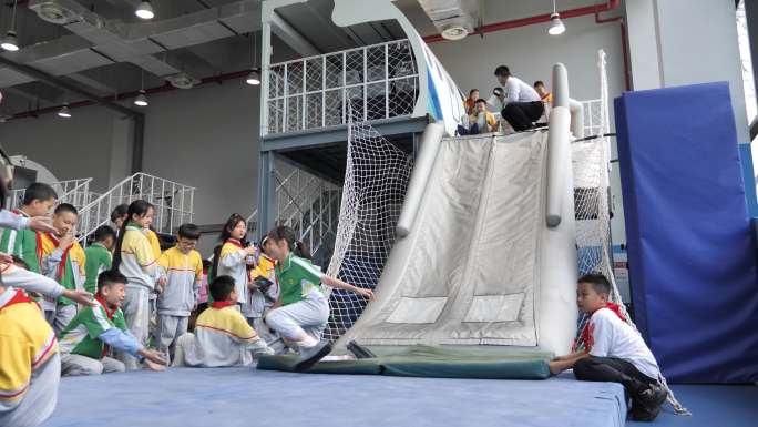 学生模拟飞机救生滑梯