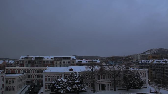 4K延时阴云密布天空暴风雪来临下雪的城市