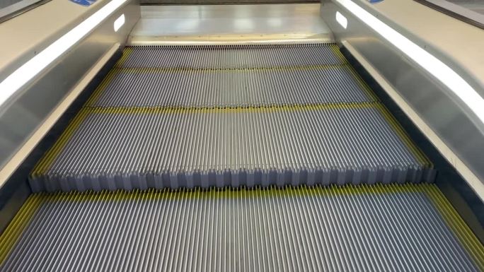移动的灰色自动扶梯——俯视图