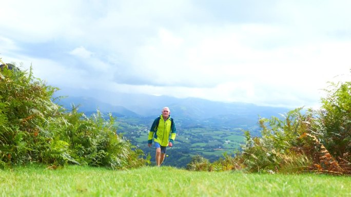 一个成熟的男人在法国巴斯克地区的山区徒步旅行