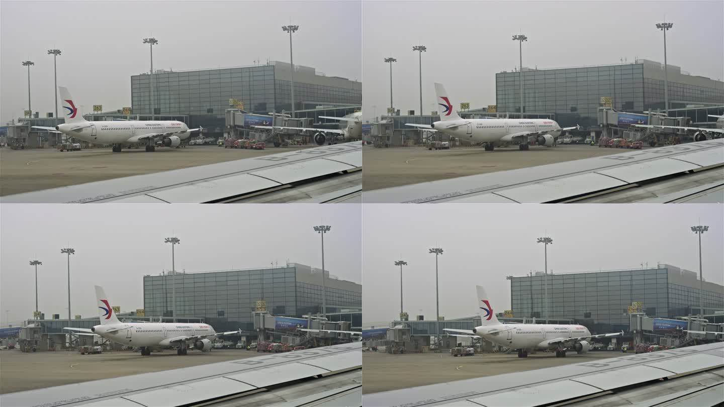 虹桥机场大雾天飞机牵引行进