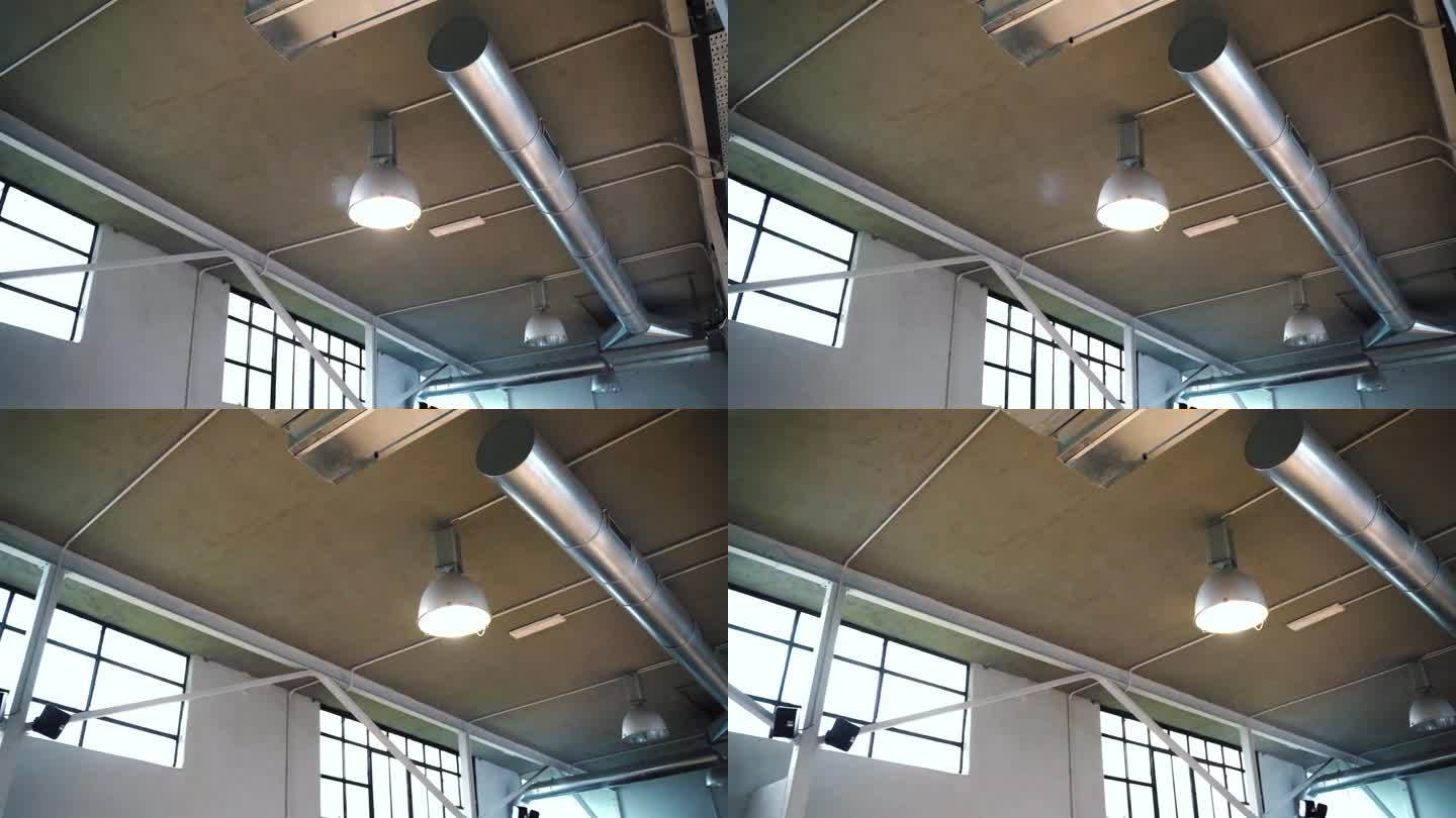 吊顶安装金属管道，用于大空间的空气循环，大窗户办公室的投影通风系统，工程技术概念