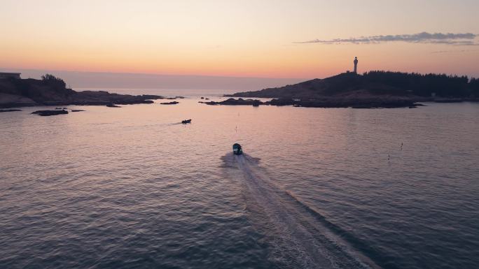 航拍清晨渔船出海