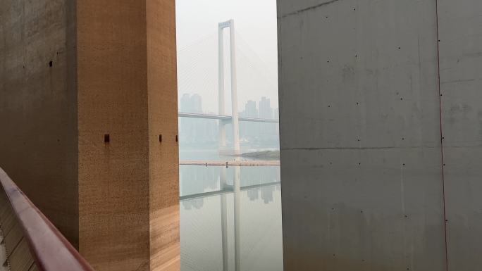 重庆长江边的大桥