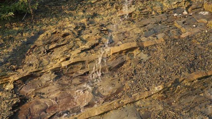 复理石是一系列以碎屑岩为主的海相沉积岩。岩性层的交替。从岩石上流下的水流或污水高加索山脉