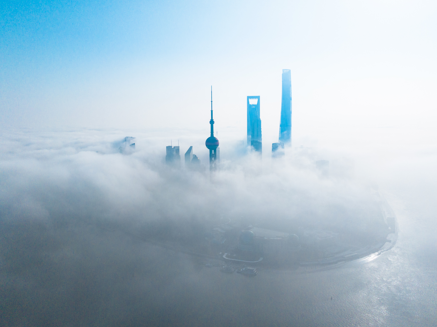 城市云端平流雾穿云