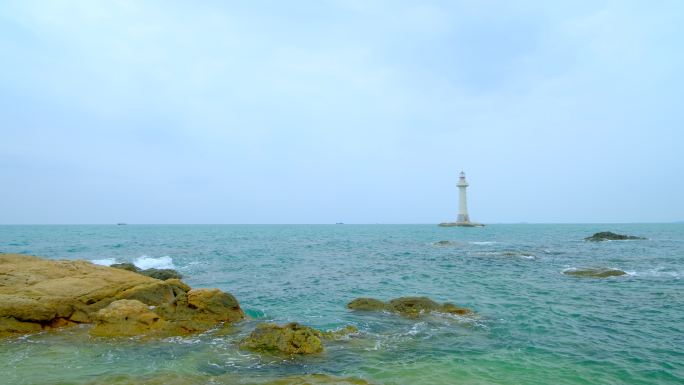 海边巨石礁石滩海滩灯塔