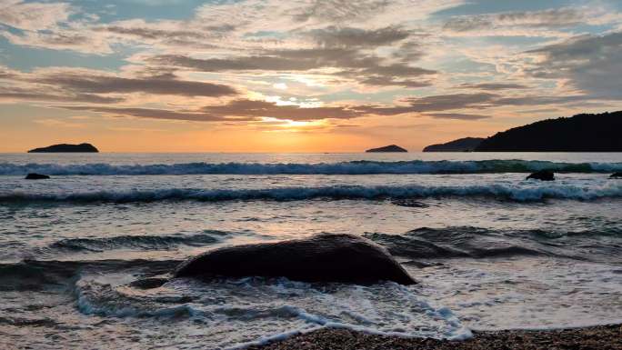 马来西亚亚庇海边海浪夕阳西下