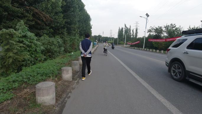 一名男子马路边行走 公路