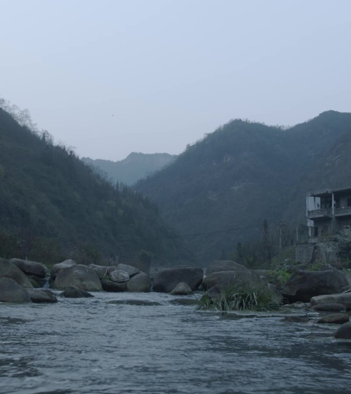 小桥流水石头路儿童奔跑山水自然