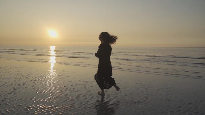 女生海边奔跑追逐梦想追光女孩向往自由生活