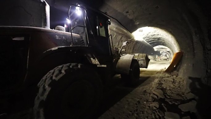 地铁隧道施工中的工程机械与新土法隧道施工