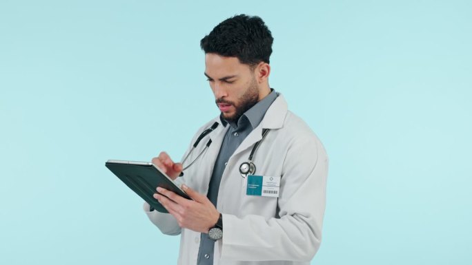 医生，医疗保健和平板电脑的手术计划，研究或在线咨询工作室蓝色背景。远程医疗，专业工作者和使用数字技术