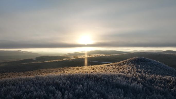 航拍阳光照耀的雪色山林