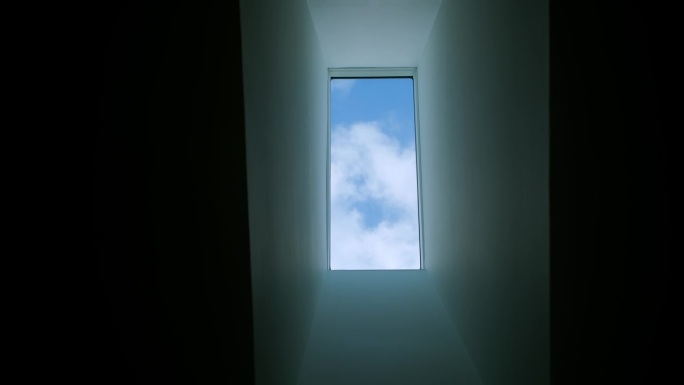现代设计的窗户或天窗在现代公寓，家庭内部。广角镜头