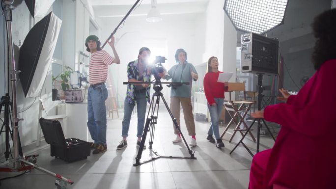 一个商业广告的幕后镜头:电影摄制组一起工作，拍摄一个美学视频作为营销内容。动态放大捕捉年轻视频创作者