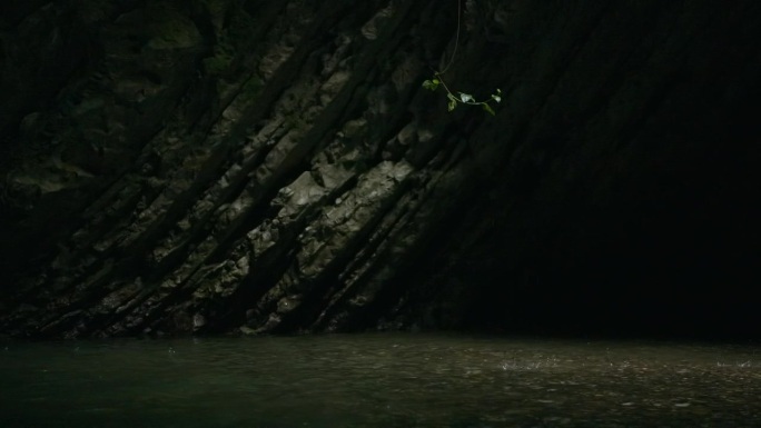 一个大洞穴。有创造力。一块巨大的岩石，冰冷的水滴从下面滴入池塘。高品质4k画面