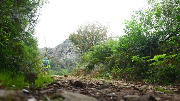 一个成熟的男人在法国巴斯克地区的山区徒步旅行