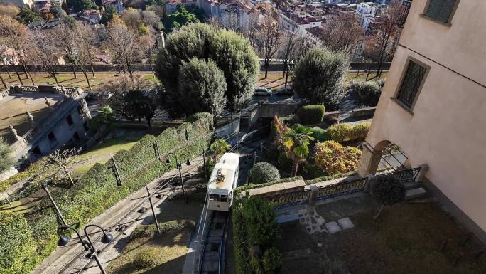 意大利贝加莫。从下城到上城的缆车。从威尼斯墙上看风景。它连接着新旧城市，延续了120多年