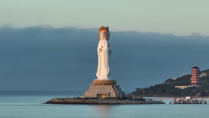 航拍的观音雕像在海边的南山寺，中国海南岛