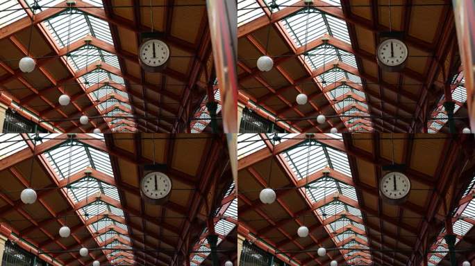 中午时分，布拉格，马萨里克火车站内部的天花板上悬挂着一只钟