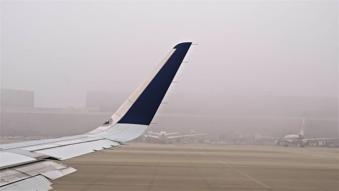 虹桥机场大雾天跑道飞机爬升