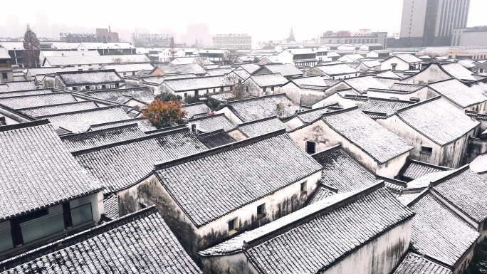 古镇雪景下雪天白墙黑瓦湖州小西街航拍