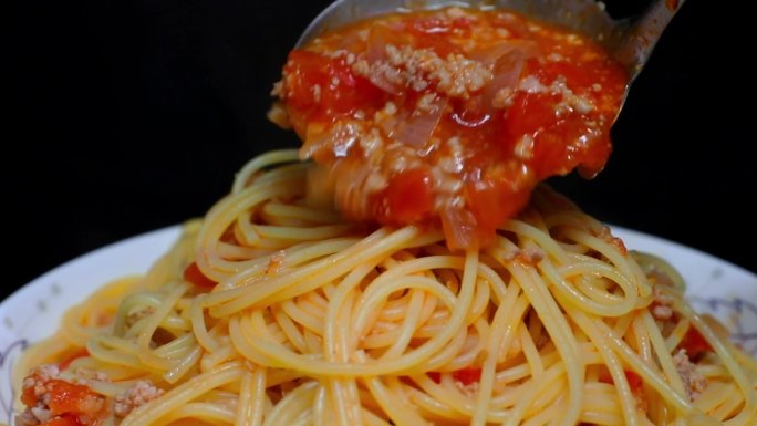 意大利面 番茄肉酱面 意面翻拌舀酱淋面上
