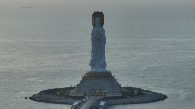 航拍的观音雕像在海边的南山寺，中国海南岛