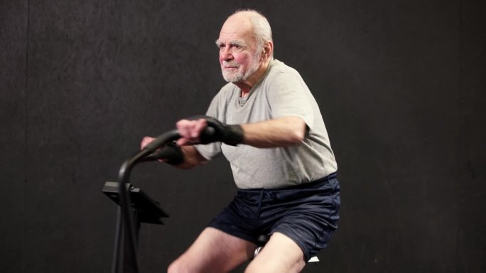 一个成年男子正在有氧运动机上训练。一位老人使用健身器材进行锻炼和运动训练。一个成年人骑电动自行车来改