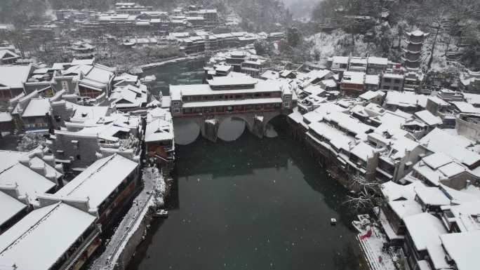 湖南湘西凤凰古城雪景下雪