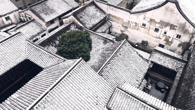 古镇雪景下雪天白墙黑瓦湖州小西街航拍