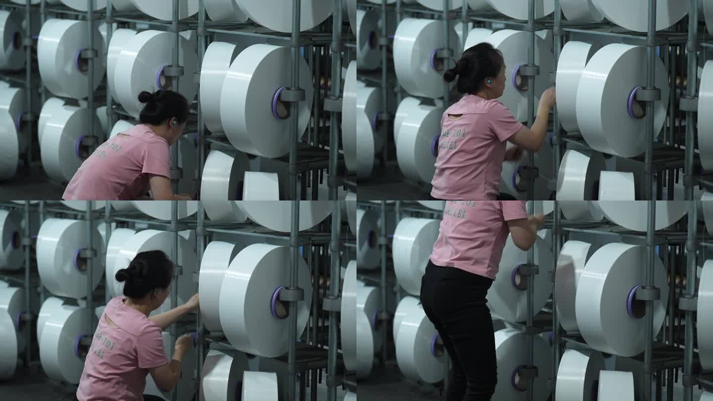 女性纺织工人在化纤纺织厂车间工作