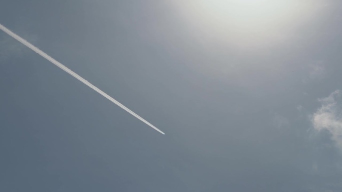 一架皇家雨飞机在太阳柔和的光线下，在天空中烟雾缭绕。