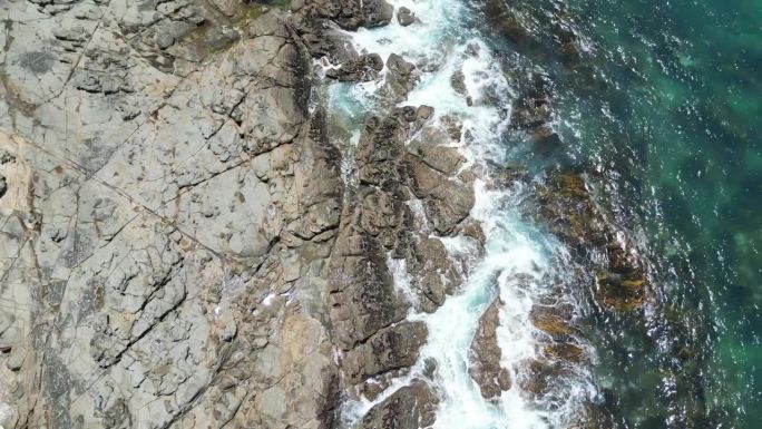 色彩斑斓的海水环绕着岩石和风景优美的海岸线。海浪拍打着岩石。大洋路海岸线鸟瞰图。澳大利亚著名的地标，