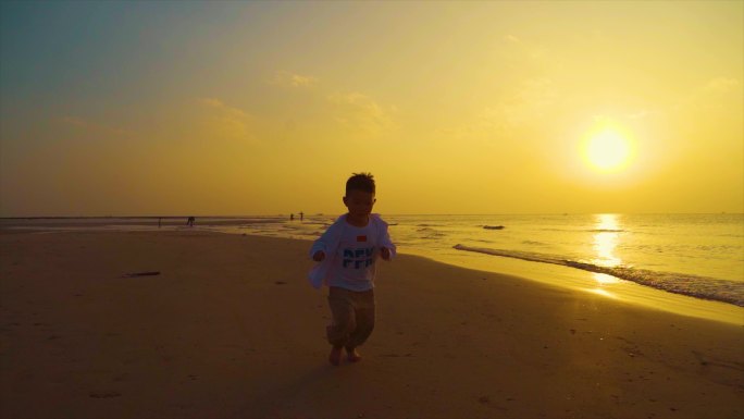 小男孩海边逆光奔跑童年时光自由奔跑儿童节