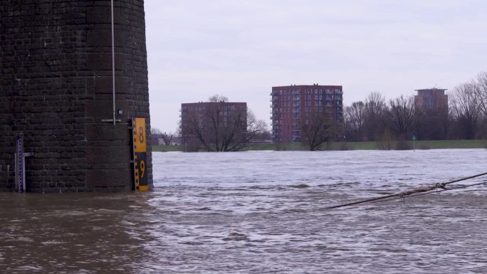 洪水泛滥的莱茵河，阿纳姆，荷兰。约翰弗罗斯特桥的一部分显示水位。