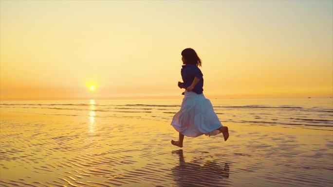 白裙女生海边奔跑追逐梦想向阳而生追之光者