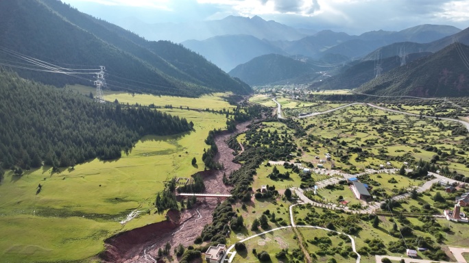 拉乌山的山麓草原和露营基地