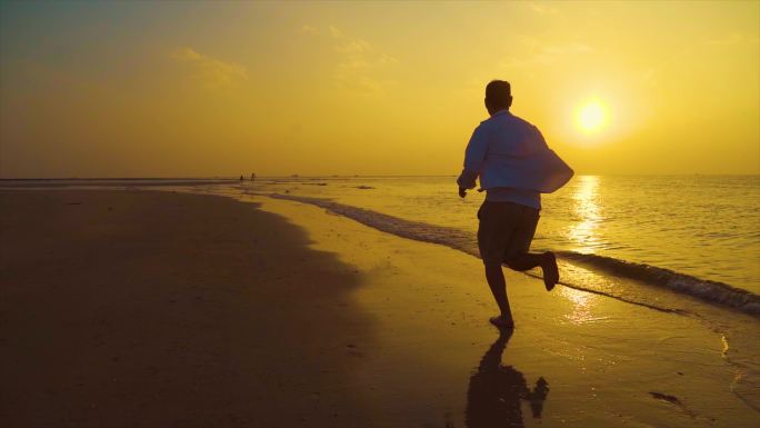 阳光少年男人逆光奔跑沙滩跑步背影追逐梦想