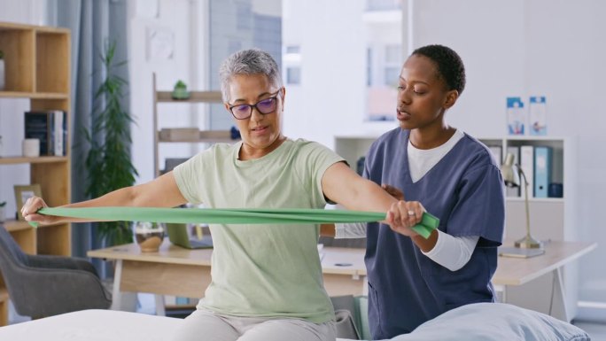 抗阻带，理疗或老年妇女伸展与护士，健康或健身运动。物理治疗师，活动能力或康复医院的成熟患者的灵活性或